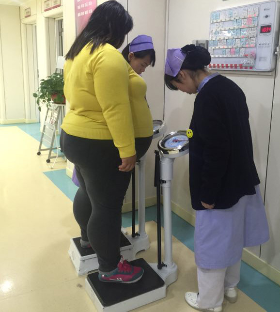 湖南300斤重孕妇剖腹产诞下56斤男婴